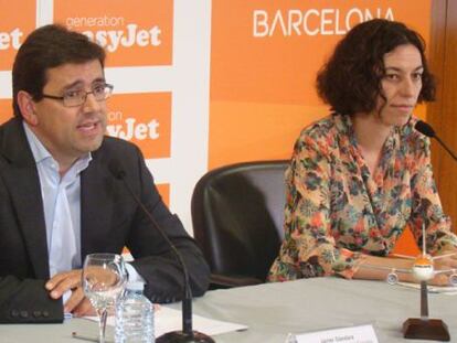 Javier G&aacute;ndara, director general de Easyjet Espa&ntilde;a, y Sonia Corrochano, directora del aeropuerto de El Prat, esta ma&ntilde;ana en Barcelona.