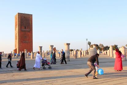 Parejas de enamorados que se cobijan tras los pilares, mamás que dejan explayarse a sus hijos sin complejos y turistas con la botella de agua mineral en mano son algunos de los visitantes asiduos de la mezquita de Hassan II, en Rabat.