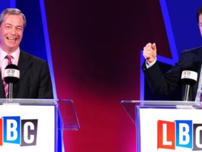 Los políticos británicos Nick Clegg (der) y Nigel Farage durante el debate de este miércoles.