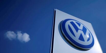 El logo de Volkswagen en una fábrica de la compañía recientemente abierta en Wrzesnia (Polonia).
