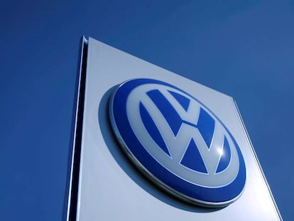El logo de Volkswagen en una f&aacute;brica de la compa&ntilde;&iacute;a recientemente abierta en Wrzesnia (Polonia). 