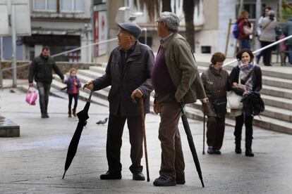 Jubilados paseando por Santa Coloma de Gramenet (Barcelona).