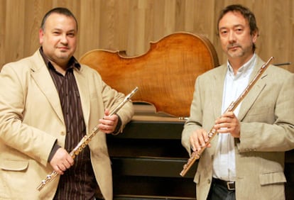 Juan Jesús Silguero (a la izquierda) y Horacio Parravicini, en el auditorio del Conservatorio Juan Crisóstomo de Arriaga.