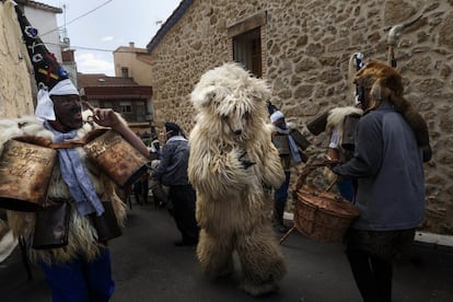 Una persona vestida de oso salvaje acompaña a los 'Zamarracos' de la Vijanera de Silió, durante la 'Mascarávila'.