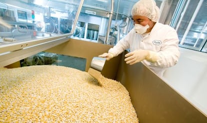 Un operario controla la producción de Tamiflu en la sede de Roche en Suiza.