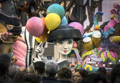 A ‘ninot’ of the actress Audrey Hepburn on a float in the Plaza del Pilar square.