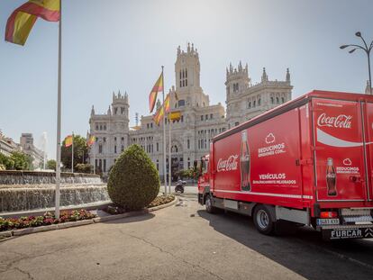 Un camión de Coca-Cola, por el centro de Madrid.