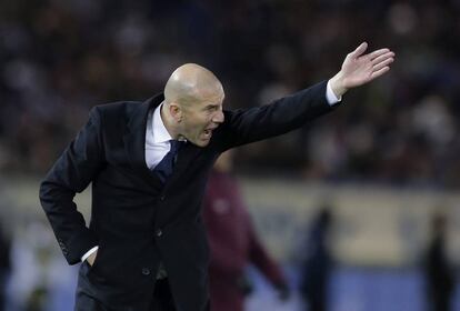 El entrenador del Real Madrid, el francés Zinedine Zidane, da instrucciones a sus jugadores.
