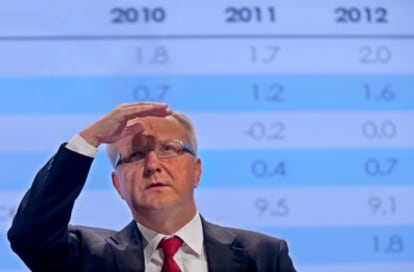 El comisario de Asuntos Económicos y Monetarios, Olli Rehn, en la rueda de prensa en la que ha comentado las nuevas previsiones de la UE.