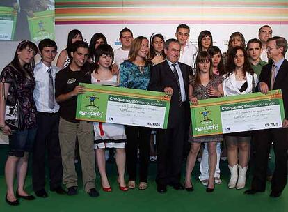 Estudiantes del instituto Juanelo Turriano, de Toledo, junto una profesora; el director general de Política Educativa de Castilla La-Mancha, Pedro Pablo Novillo (en el centro), y el director de Estrategia de Comunicación de Endesa, Alberto Fernández.