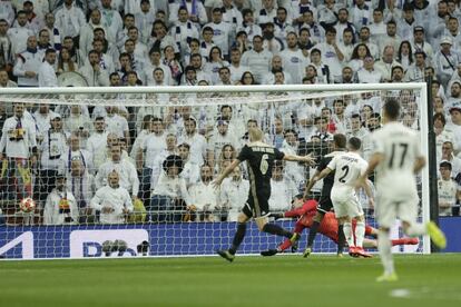 Hakim Ziyech anota el primer gol ante el Real Madrid en el estadio Santiago Bernabéu.