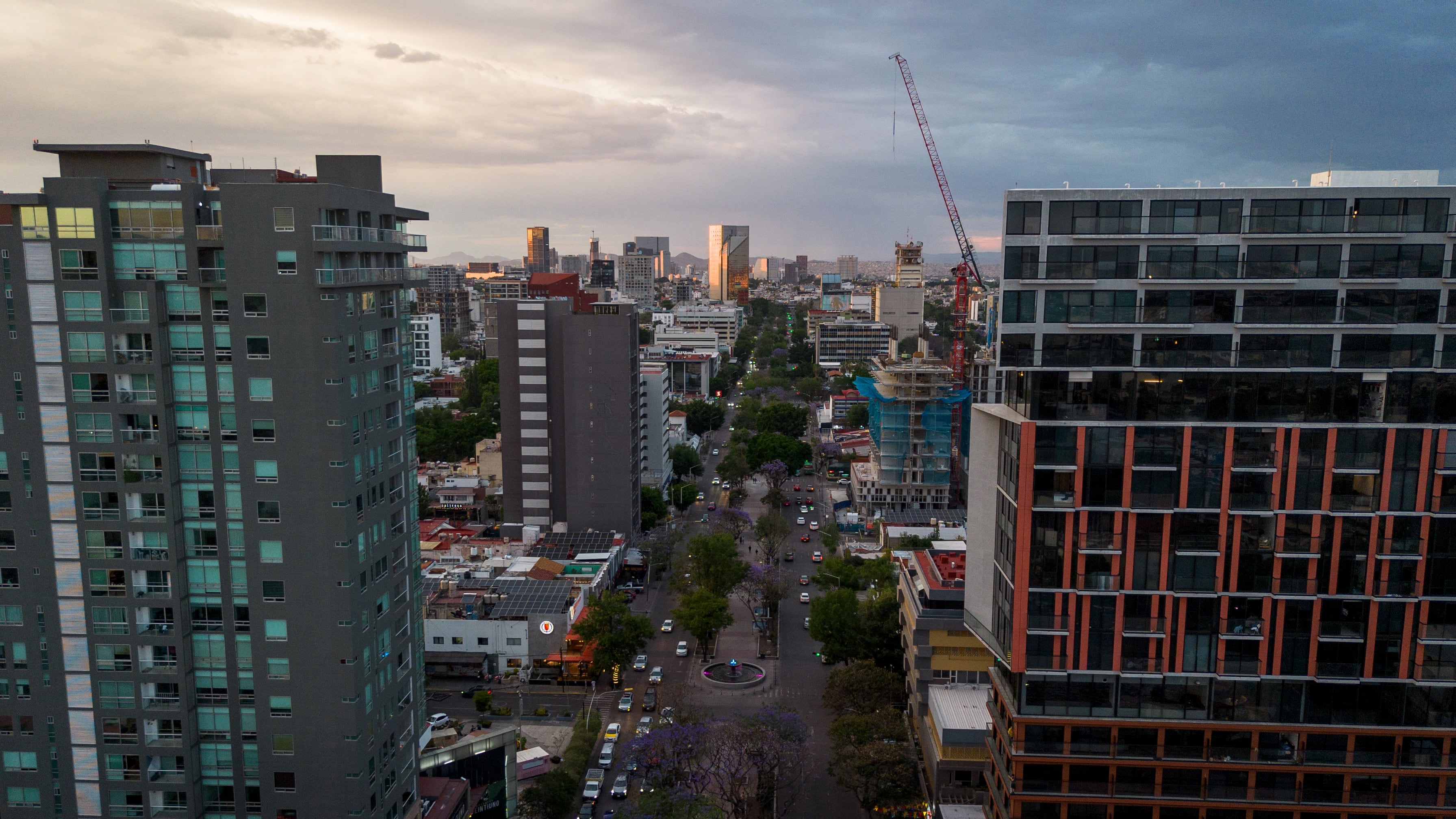 Edificios modernos en avenida Chapultepec, en la Colonia Americana, en Guadalajara.