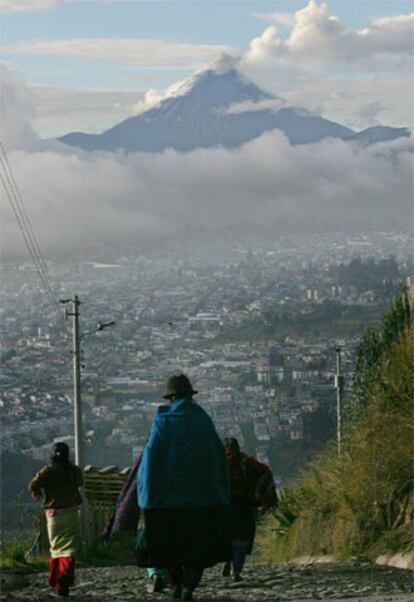 En Ecuador conviven 14 nacionalidades indígenas, desde los Huaoranis hasta los Siona-Secoya, pero son los Tagaeri los que por deseo expreso permanecen alejados de la civilización. Así, aunque el español es el idioma oficial, junto a él conviven lenguas indígenas como el quichua shimi, el awapit, o el cha?palachi. En la religión también se refleja esta realidad: la predominante es la católica, pero muchos pueblos aún conservan sus creencias centenarias, que rinden culto a la tierra, a los nevados o al sol. En la imagen, la ciudad de Ambato con el volcán Tungurahua de fondo.