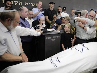 Funeral por la joven israelí muerta en un atentado en Cisjordania, el viernes en Lod.