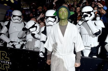 El actor Joseph Gordon-Levitt, vestido de Yoda, en el pase de &#039;Stars War: El despertar de la fuerza&#039;, ayer en Hollywood. 