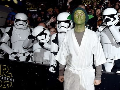 El actor Joseph Gordon-Levitt, vestido de Yoda, en el pase de &#039;Stars War: El despertar de la fuerza&#039;, ayer en Hollywood. 