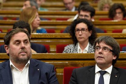 Carles Puigdemont y oriol Junqueras en el Parlamento catal&aacute;n.