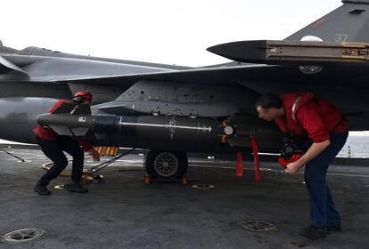 Francia actúa contra el Estado Islámico en Irak desde septiembre de 2014, una misión que movilizaba a 700 militares y una docena de aviones de caza. En la imagen, ingenieros de la armada francesa instalan un misil en un avión de combate francés Rafale.