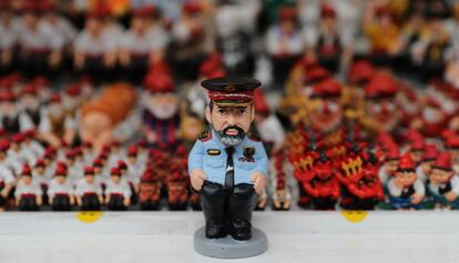 El caganer de Trapero al costat d'altres figures.