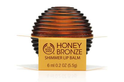 Bálsamo Labial 'Honey Bronze' de The Body Shop con aroma (y aspecto) de miel. Cuesta 8 euros.