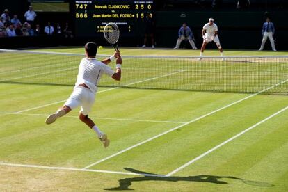 Djokovic golpea de manera acrobática ante Del Potro.