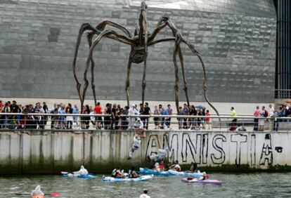 Participantes en la manifestación por el acercamiento de los presos de ETA al País Vasco realizan una pintada junto a la escultura <i>Mamá</i> de Louis Bourgeoise, en las inmediaciones del Museo Guggenheim en Bilbao.