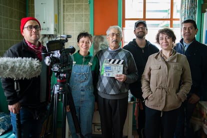 Valentina Cárdenas con el equipo de producción y Manuel Mansilla, uno de los protagonistas del documental 'Ensamble Patagonia', en la zona austral de Chile.