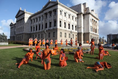 Un grupo de mujeres reclama el derecho al aborto en Uruguay, frente al Palacio Legislativo de Montevideo, en septiembre de 2012, un mes antes de su aprobación.