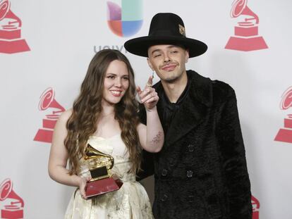 Jesse & Joy posan con su premio a mejor álbum de pop contemporáneo en la gala de los Grammy Latino. 