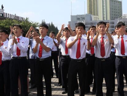 Un grupo de norcoreanos aplaude la orden del líder Kim Jong-un del lanzamiento de prueba del proyectil intercontinental.