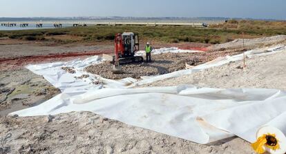 Trabajos de cubrimiento de la balsa de fosfoyesos de Fertiberia en 2010.