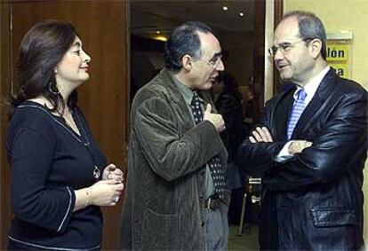 Manuel Chaves conversa con Javier Torres Vela y Mar Moreno, tras la ejecutiva regional.