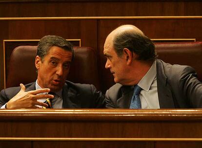 Eduardo Zaplana e Ignacio Astarloa, dirigentes del PP, durante el pleno del Congreso.