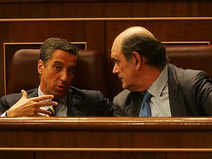 Eduardo Zaplana e Ignacio Astarloa, dirigentes del PP, durante el pleno del Congreso.