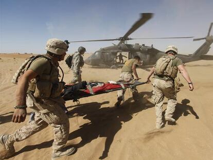 <i>Marines</i> estadounidenses evacuan a un joven afgano herido durante una operación en Helmand.