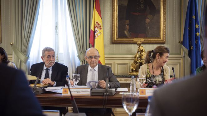 El ministro de Hacienda, Crist&oacute;bal Montoro, junto al secretario de Estado de Administraciones P&uacute;blicas, Antonio Beteta, y la secretaria de Estado de Presupuestos, Marta Fern&aacute;ndez Curr&aacute;s.