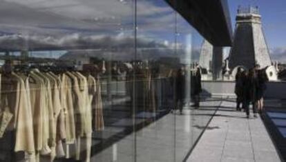 Detalle del edificio del número 23 de la calle Serrano de Madrid que acoge la décimotercera tienda emblemática o 'flagship store' de la marca Zara de la firma Inditex, una construcción de seis plantas de finales del siglo XIX que se inaugura mañana viernes y que dedica 400 de sus casi 3.000 metros de superficie a un showroom situado en la sexta planta.