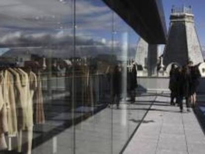 Detalle del edificio del número 23 de la calle Serrano de Madrid que acoge la décimotercera tienda emblemática o 'flagship store' de la marca Zara de la firma Inditex, una construcción de seis plantas de finales del siglo XIX que se inaugura mañana viernes y que dedica 400 de sus casi 3.000 metros de superficie a un showroom situado en la sexta planta.