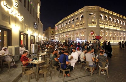 Varias personas sentadas en terrazas en el zoco de Waqif, en Doha (Qatar), el 9 de junio de 2017.