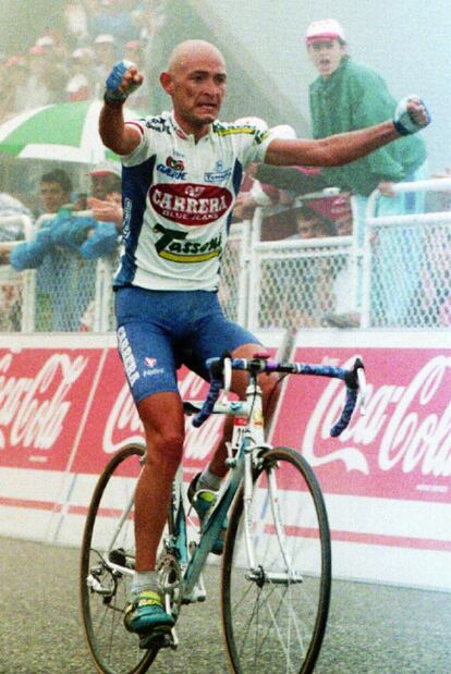 Marco Pantani entra victorioso entre la niebla en una etapa del Tour de Francia.