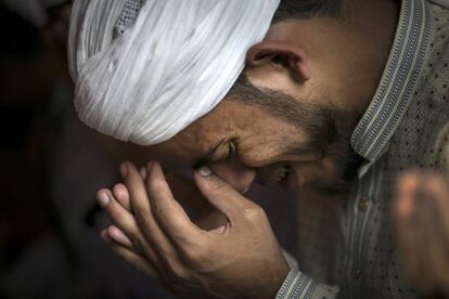 Un hombre llora durante un rezo a favor de los rohingya, en un campo de refugiados de Cox's Bazar (Bangladés).