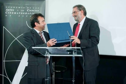 Oti Rodríguez Marchante (izquierda) recibe el premio de manos del presidente de la Academia de Cine, Enrique González Macho.