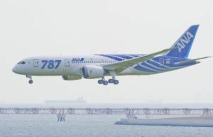 Un Boeing 787 de la aerolínea All Nippon Airlines (ANA) durante su aterrizaje en el aeropuerto internacional Haneda de Tokio, Japón. EFE/Archivo