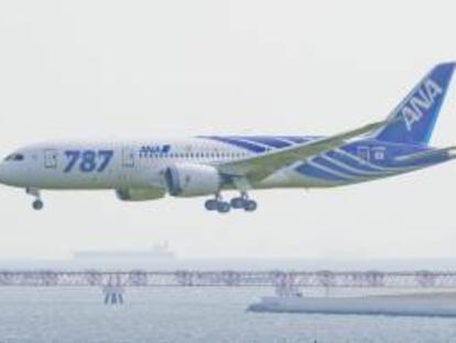Un Boeing 787 de la aerolínea All Nippon Airlines (ANA) durante su aterrizaje en el aeropuerto internacional Haneda de Tokio, Japón. EFE/Archivo