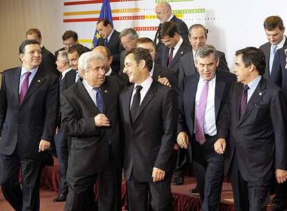 Los jefes de Estado y de Gobierno de la Unión Europea, después de hacerse la foto de familia del Consejo Europeo, que se celebra desde ayer en Bruselas.