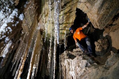 Efraim Cohen, del Club de Exploradores de Cuevas de Israel y miembro de la expedición de Mapas de Cuevas Malham, muestra a los periodistas estalactitas de sal.