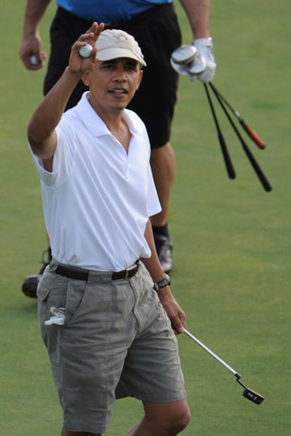 Barack Obama no pierde el tiempo en los días que disfruta junto a su familia en Hawai. El presidente de Estados Unidos aprovecha esta semana para ir de la playa al campo de golf, dos de sus actividades favoritas. El mandatario dedicó el miércoles al deporte en el Mid Pacific Country Club, en la Bahía de Hanauma.