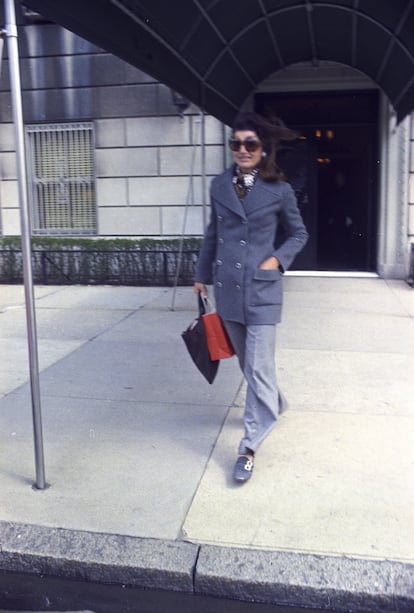 Jackie Kennedy en 1972 a la salida del 1040 de la Quinta Avenida. Durante sus años en Nueva York la persecución de los paparazzi fue constante.