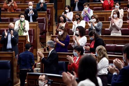 La diputada de Unidas Podemos Aina Vidal, que ha regresado al Congreso tras recuperarse de un cáncer, es ovacionada por los diputados después de su intervención.