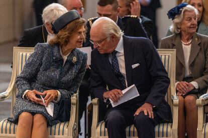 El rey Carlos Gustavo y la reina Silvia de Suecia, en una ceremonia religiosa en Uppsala el 4 de octubre de 2022.